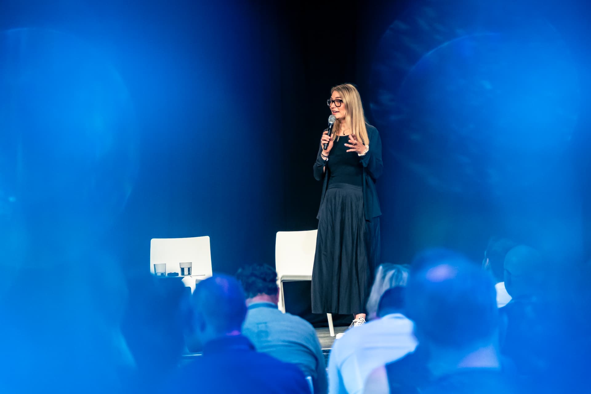Natascha Kneissl auf der Bühne während einer Keynote