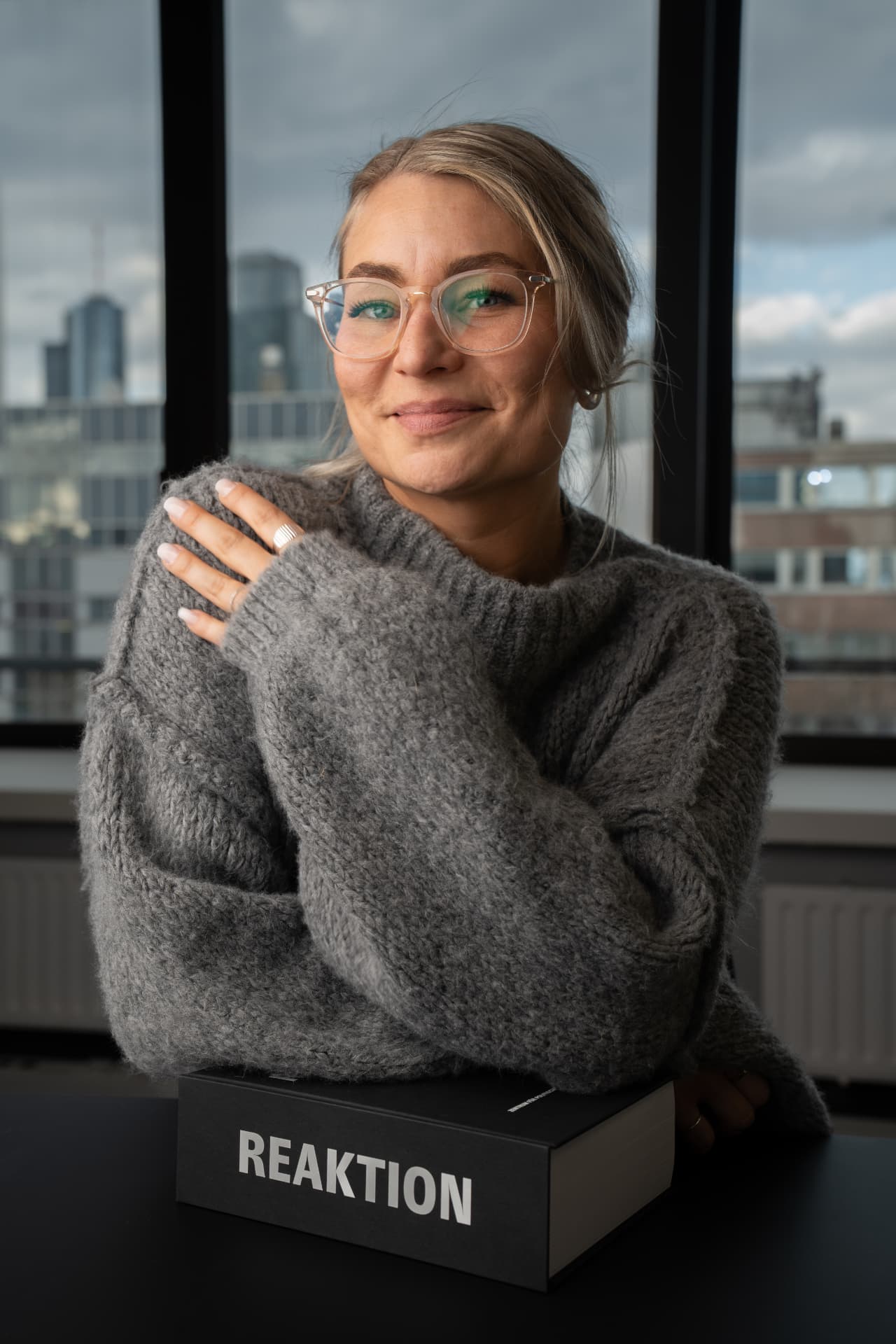 Natascha Kneissl im Gespräch am Konferenztisch