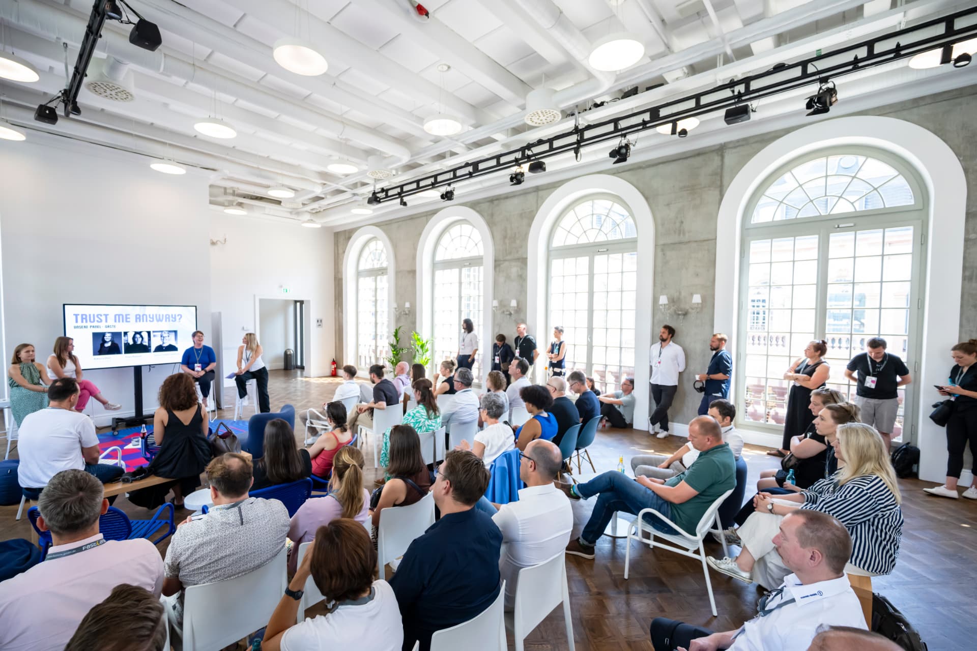 Natascha Kneissl beim Panel »Trust me anyway?« auf der wtf26 in Frankfurt